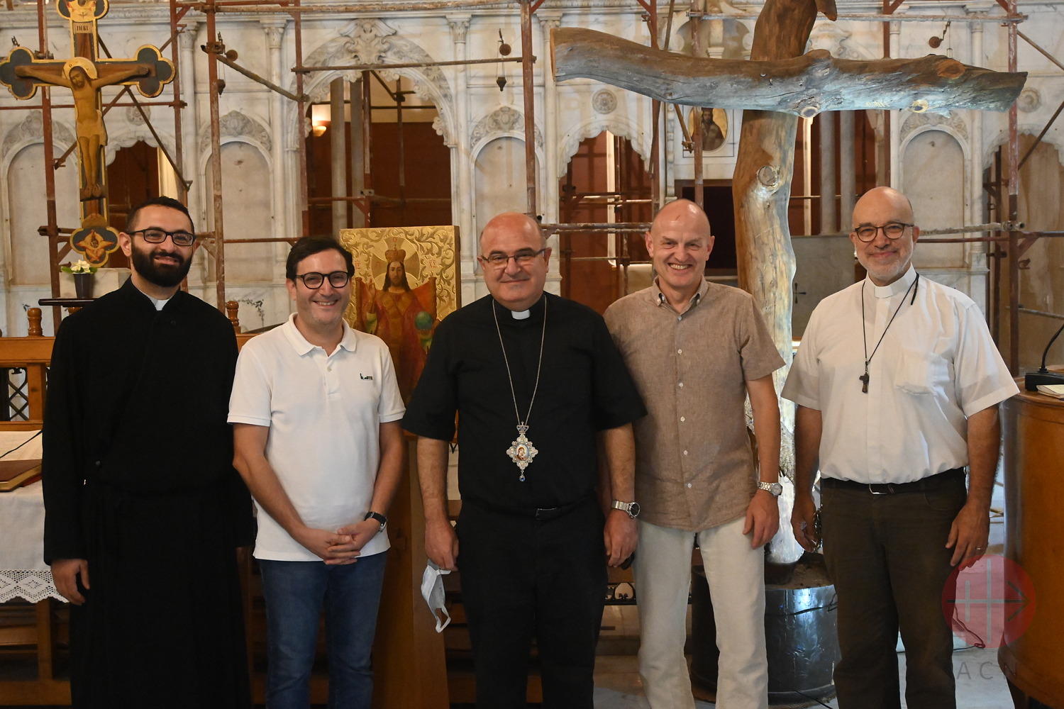 Reinhard Backes, segundo por la derecha, con varios miembros de la Iglesia maronita en la catedral de San Jorge de Beirut. (ACN)