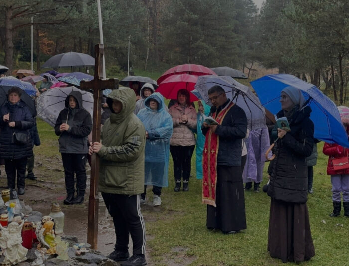 oración en cementerio en ucrania